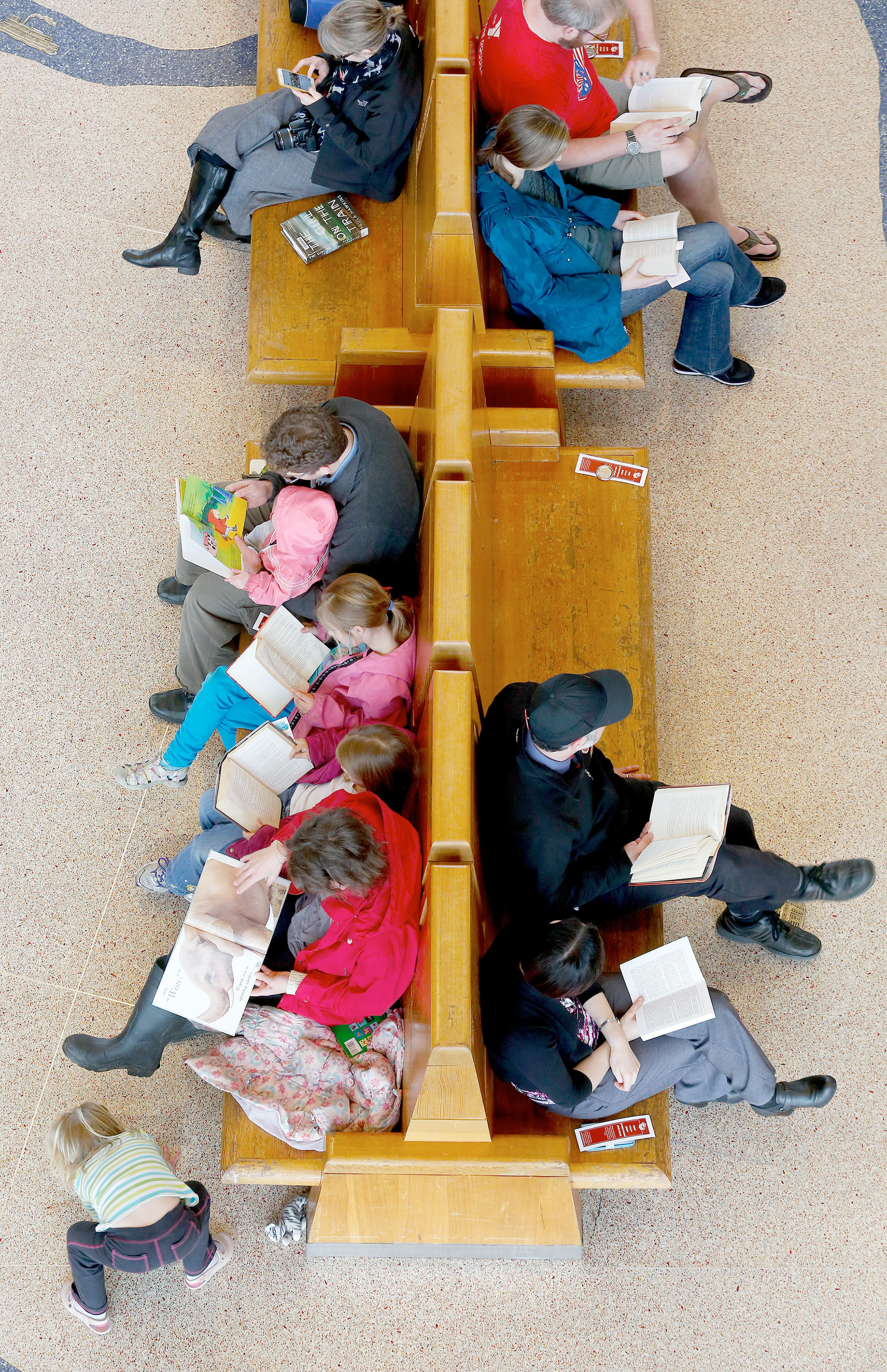 Andy Bronson / The Herald                                Readers gather at the Everett Transit Center to participate in a Everett Public Library flash mob called “Drop Everyting and Read” in April this year. Participants read for approximately 15 minutes.