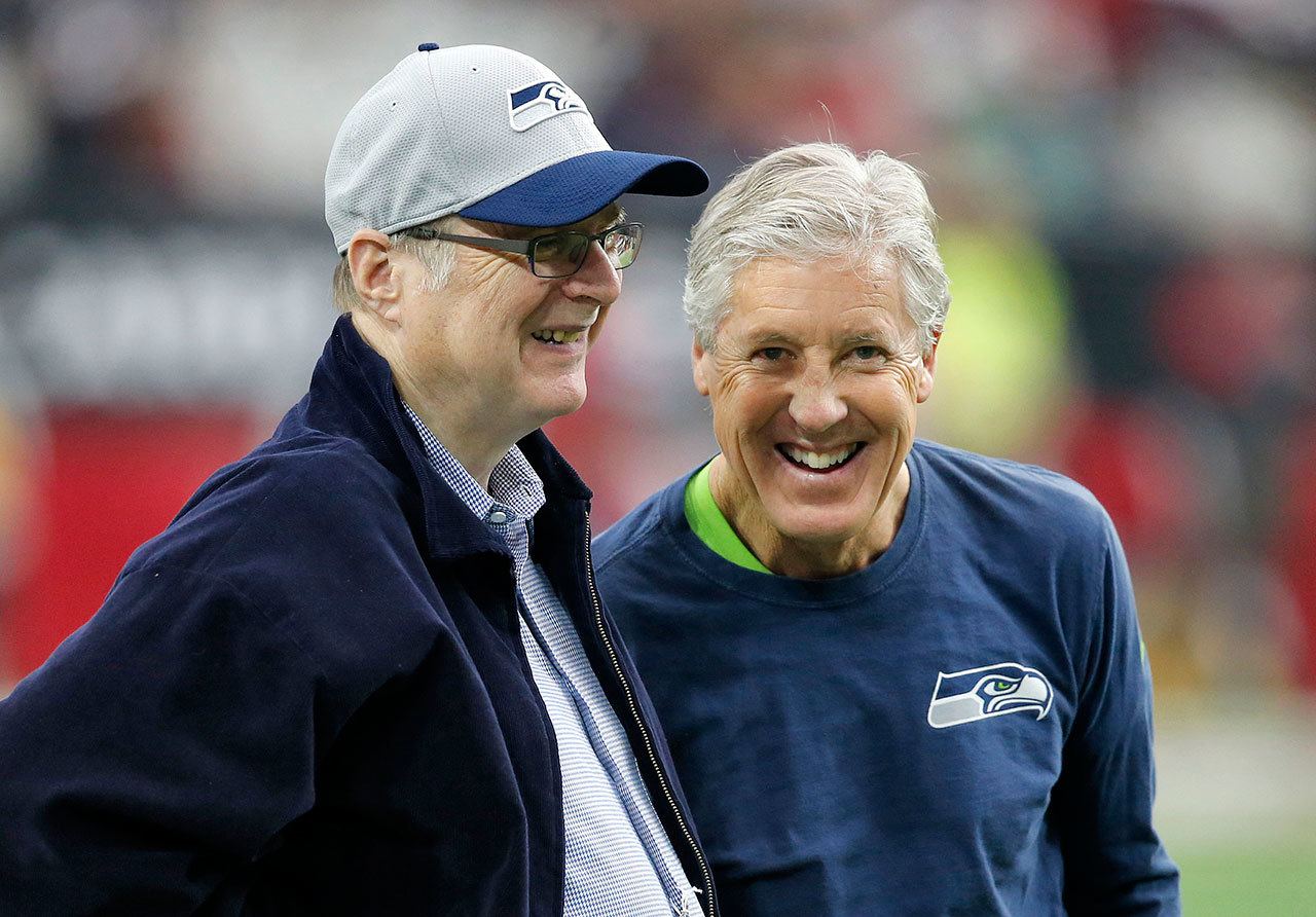Seahawks head coach Pete Carroll (right) talks with owner Paul Allen prior to a game against the Cardinals on Jan. 3, 2016, in Glendale, Ariz. (AP Photo/Ross D. Franklin)
