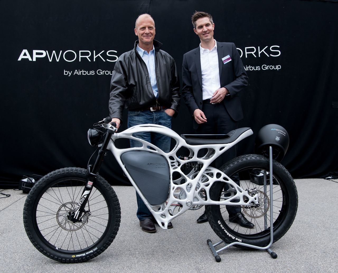 The CEO of Airbus, Tom Enders (left), and the head of APWorks, Joachim Zettler, present the first 3D printed electric motorcycle in Ottobrunn, Germany, on Friday.