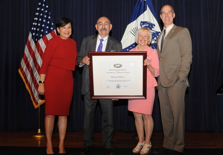 James "Doc" Mischel Sr. and Susan "Faith" Mischel receive the President’s "E" award from U.S. Commerce Secretary Penny Pritzker and U.S. Rep. Rick Larsen.