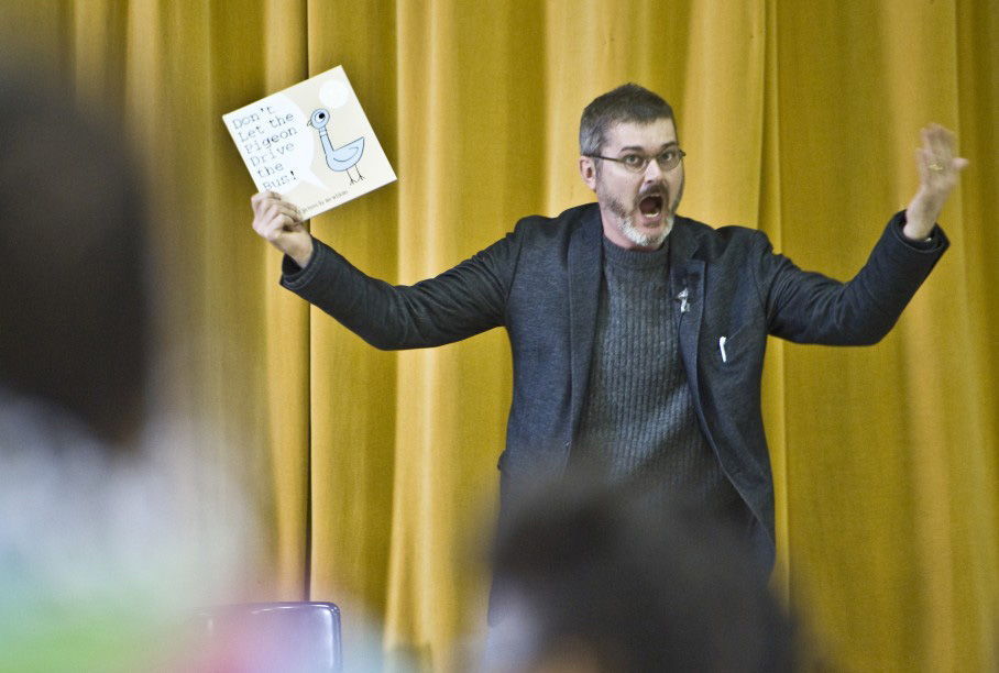 Mo Willems, children’s author and illustrator, reads from one of his books in 2012 in Washington.