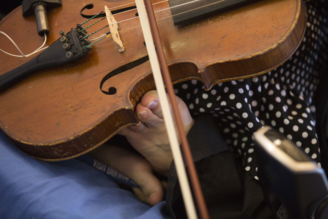 Gaelynn Lea gives a fiddle lesson at her studio in Duluth, Minn.