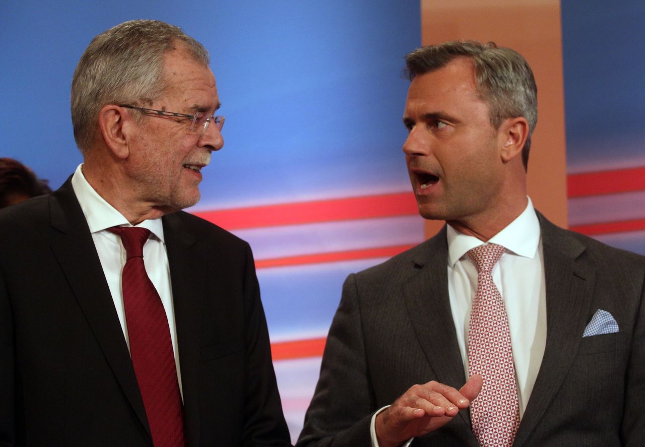 Alexander Van der Bellen (left), a Greens politician, talks with Norbert Hofer, of Austria’s Freedom Party, FPOE, in Vienna in April.