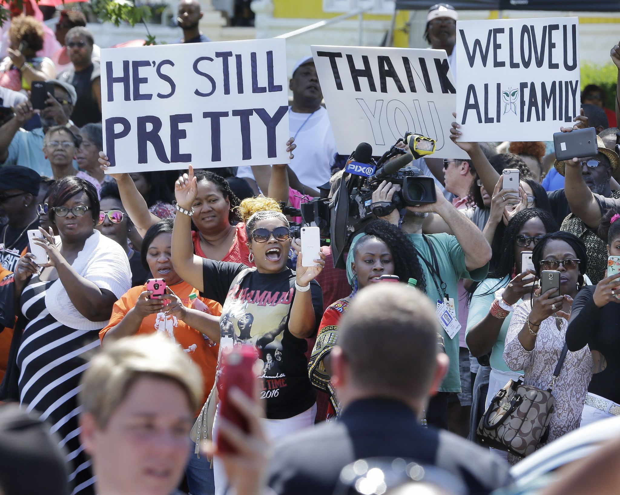 People Watch As The Funeral Procession For Muhammad Ali Passes In Front Of His Boyhood Home Friday, June 10, 2016, In Louisville, Ky. (Ap Photo/Mark Humphrey)