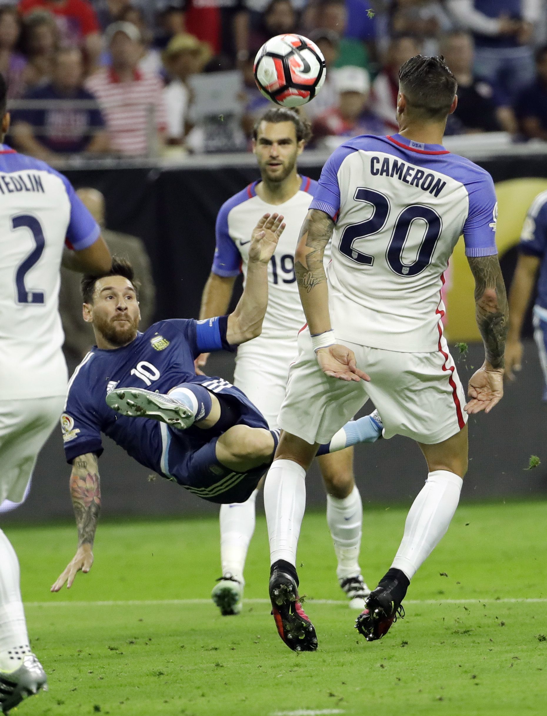 Argentina’s Lionel Messi (10) kicks the ball away from United States defender Geoff Cameron (20) during Tuesday’s Copa America semifinal.