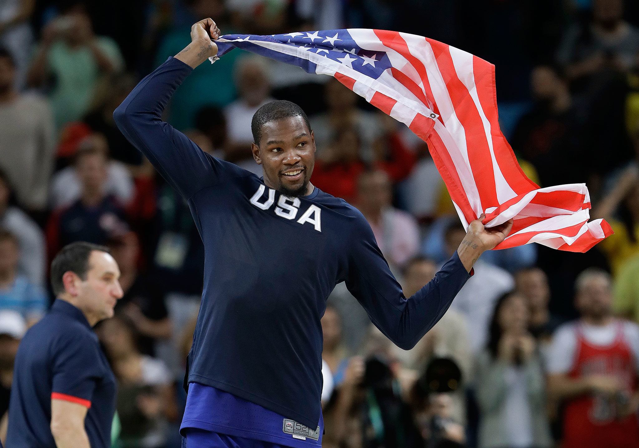 Kevin Durant of the U.S. celebrates after the Americans beat Serbia 96-66 to win the men’s basketball gold medal at the 2016 Summer Olympics in Rio de Janeiro on Sunday. (AP Photo/Eric Gay)