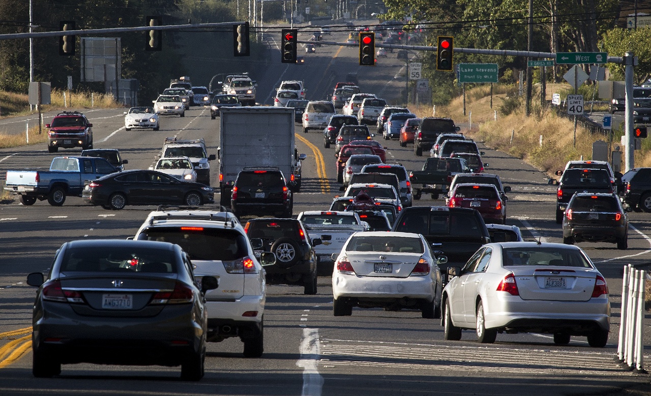 Cars make their way through the intersection of Highway 9 and Highway 204 near Frontier Village in Lake Stevens during rush hour on Thursday, Aug. 25. (Ian Terry / The Herald)