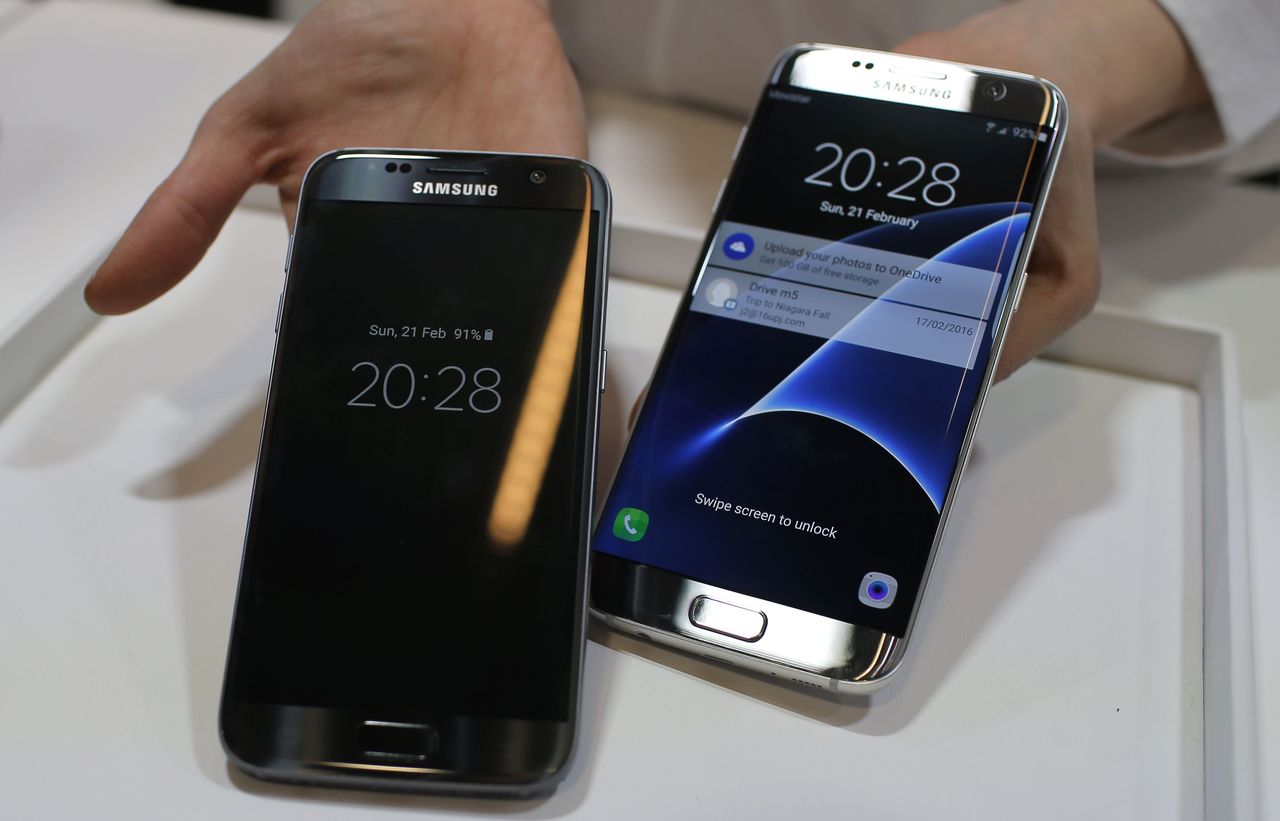 A Samsung Galaxy S7 (left), and S7 Edge.