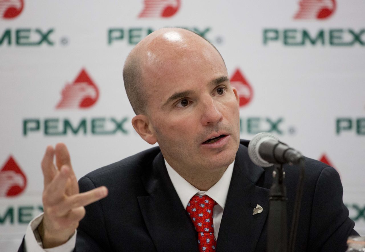 Jose Antonio Gonzalez, director of Petroleos Mexicanos, speaks during a press conference in Mexico City on Monday. Mexico’s state-run oil company has announced a halt to some of its exploration and production projects in an attempt to counter the effects of the drop in international oil prices.