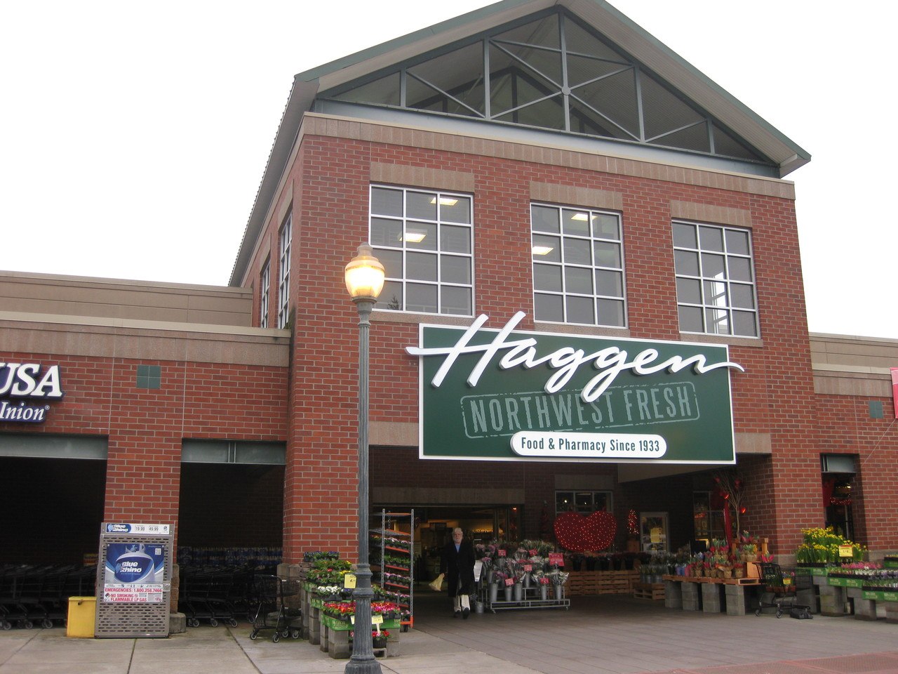 Albertsons has reached a $106 million deal to purchase 29 of the remaining 33 Haggen stores in Washington and Oregon.