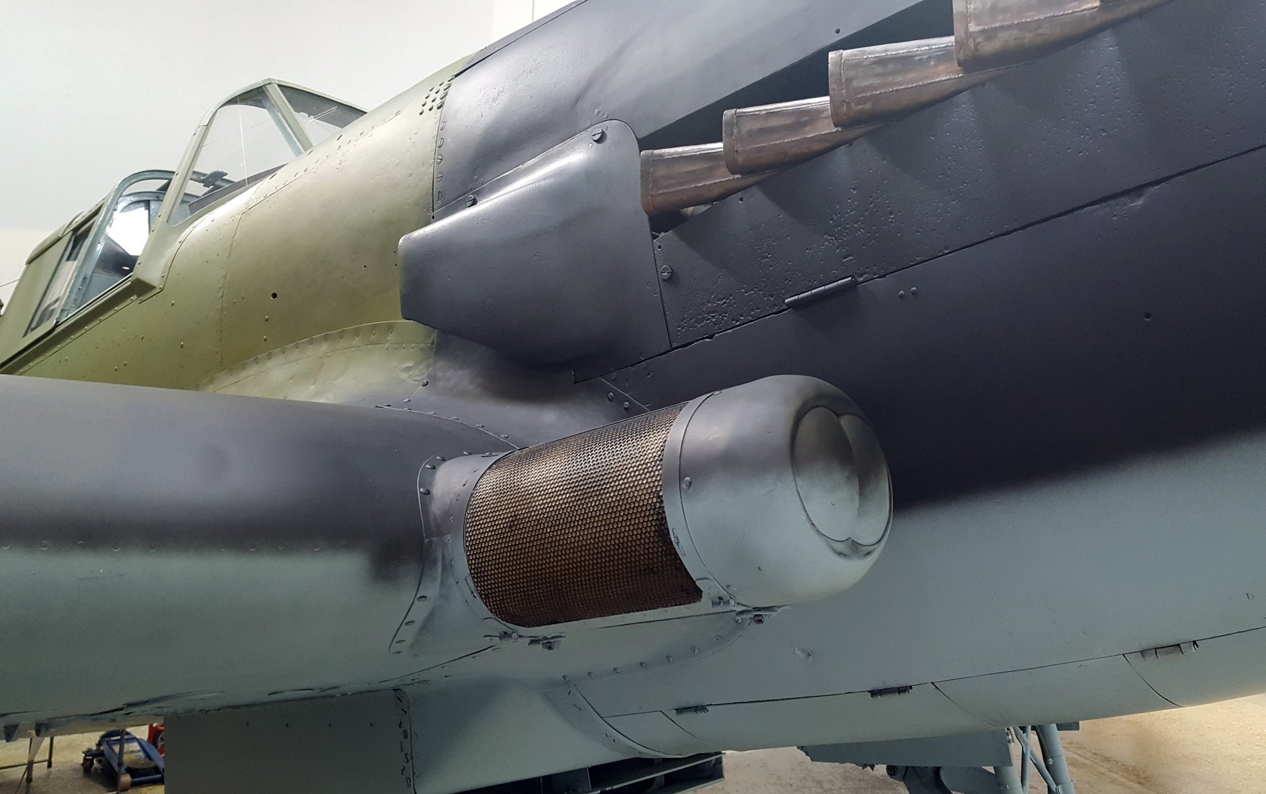 The Il-2 "stump" is actually a carburetor intake.