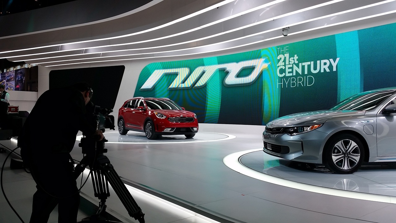 An all-new hybrid compact crossover, the Kia Niro, makes its global debut at the Chicago Auto Show.