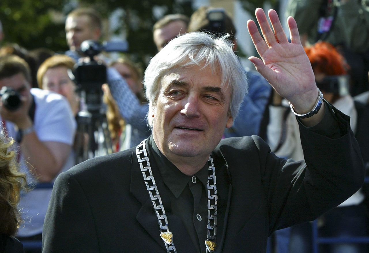 Polish movie director Andrzej Zulawski, who was chairing the competition jury for the 28th Moscow international film festival, waves as he arrives for the festival’s closing ceremony in Moscow on July 2, 2006. Polish film authorities said Wednesday that Zulawski, former partner of actress Sophie Marceau, died after a long illness. He was 75.