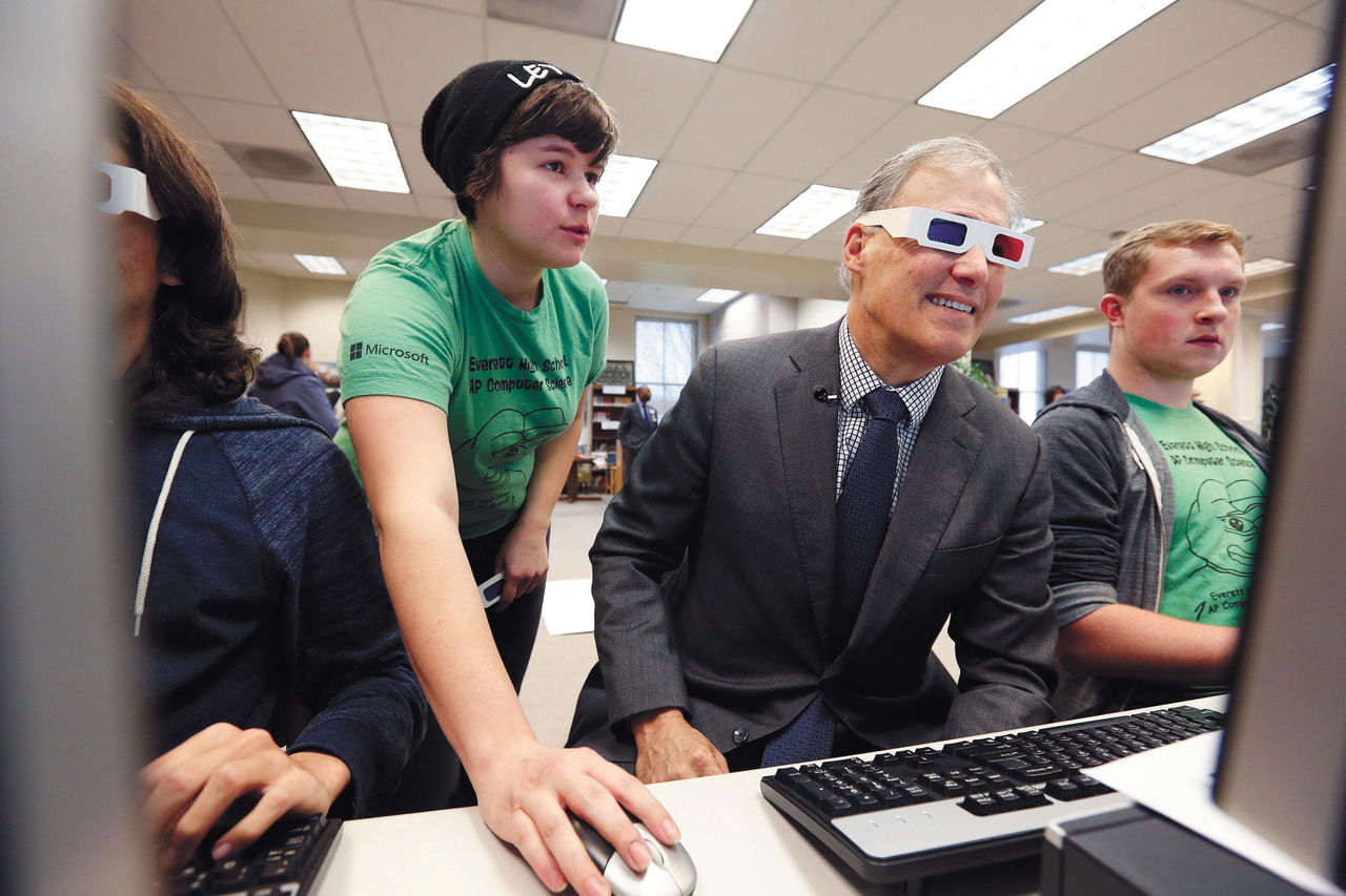 Gov. Jay Inslee wears 3-D glasses as Christina Durr shows him how to make a 3-D image during a visit to Everett High School on Tuesday.