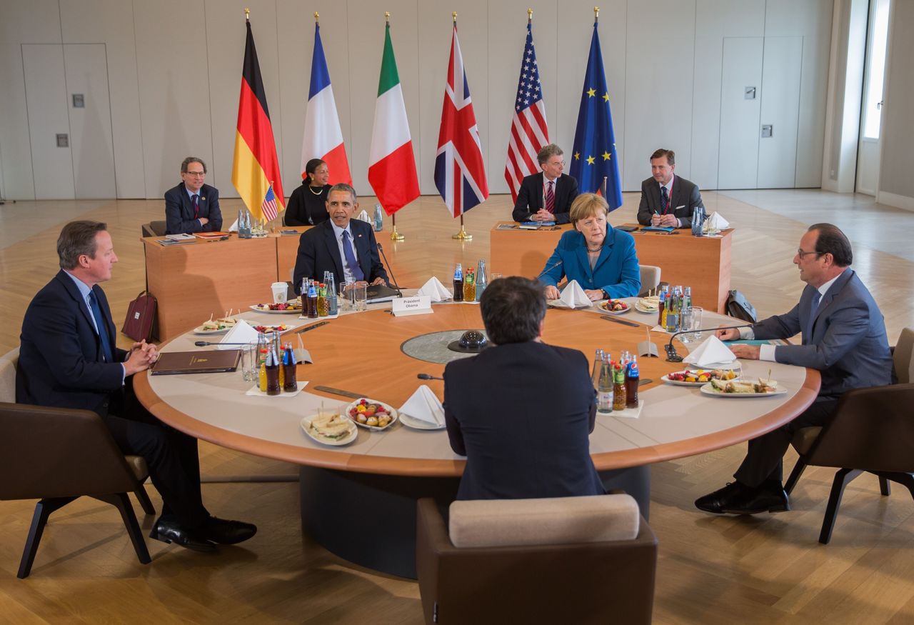 Clockwise from left: British Prime Minister David Cameron, U.S. President Barack Obama, German Chancellor Angela Merkel, French President Francois Hollande and taly’s Prime Minister Matteo Renzi start their G-5 meeting in Herrenhaus Palace in Hannover, northern Germany, on Monday.