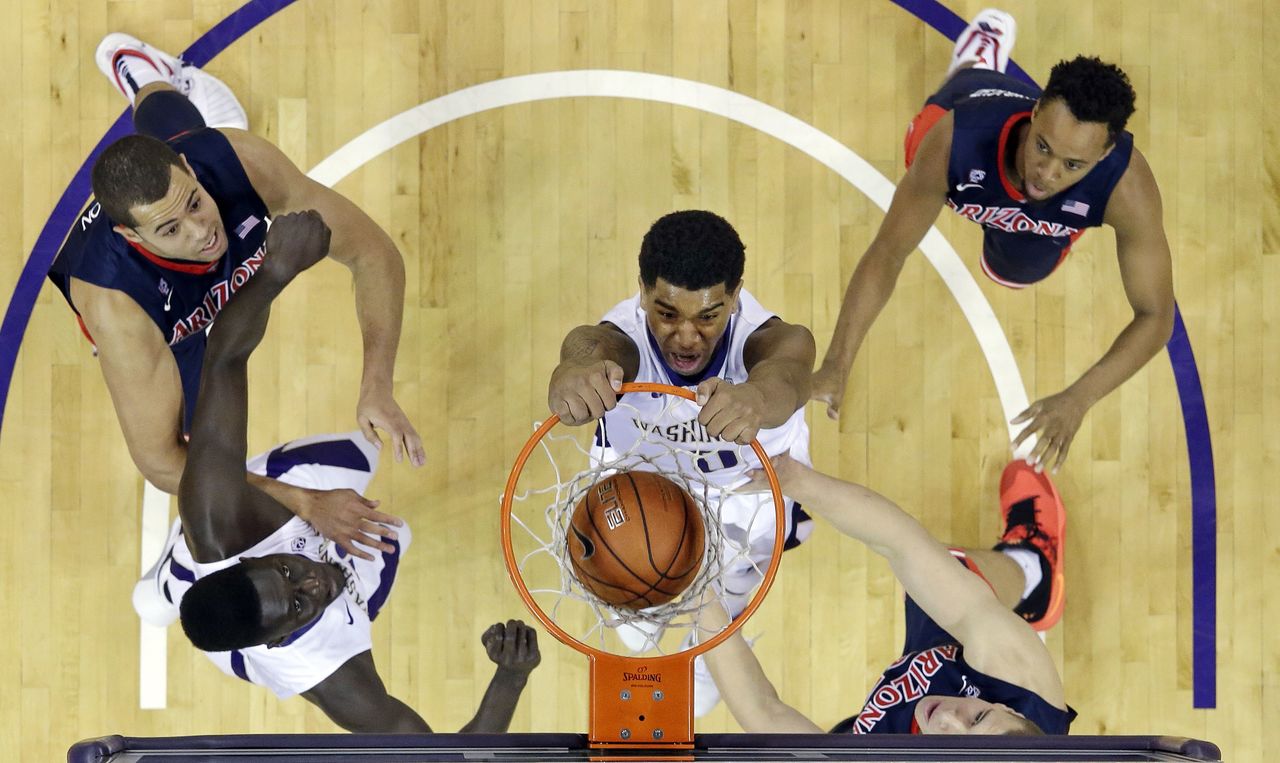 Washington’s Marquese Chriss dunks against Arizona during the first half of Saturday’s game.
