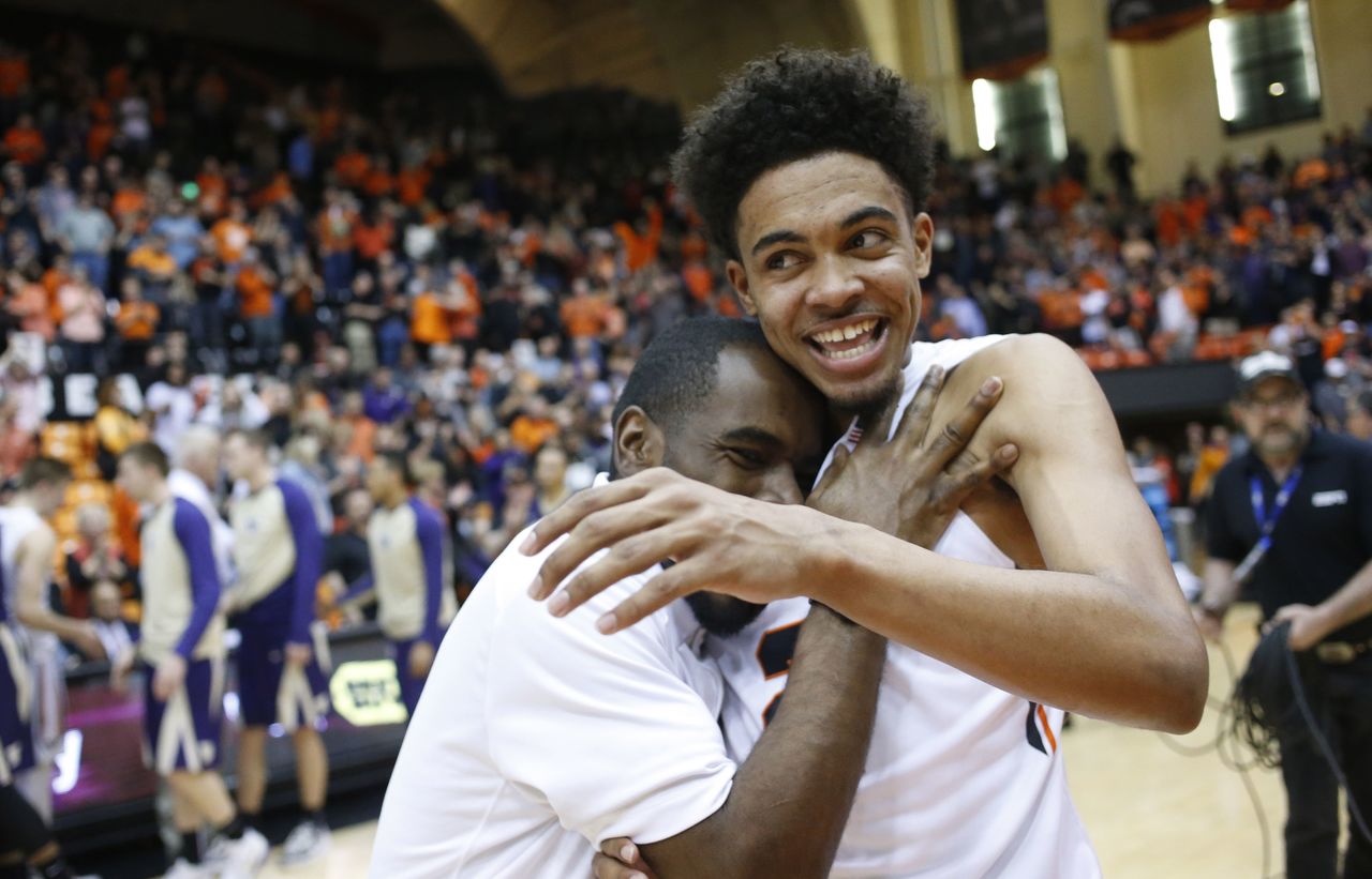 Oregon State’s Stephen Thompson Jr. (right) celebrates after making a 3-point shot with time running out, giving Oregon State an 82-81 win over Washington on Wednesday in in Corvallis, Ore..