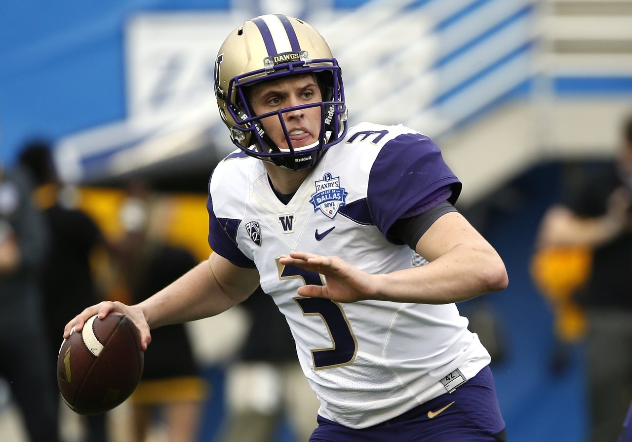 Washington quarterback Jake Browning (3) looks for an open receiver against Southern Mississippi during the first half of the Heart of Dallas Bowl NCAA college football game, Saturday, Dec. 26, 2015, in Dallas. (AP Photo/Ron Jenkins)