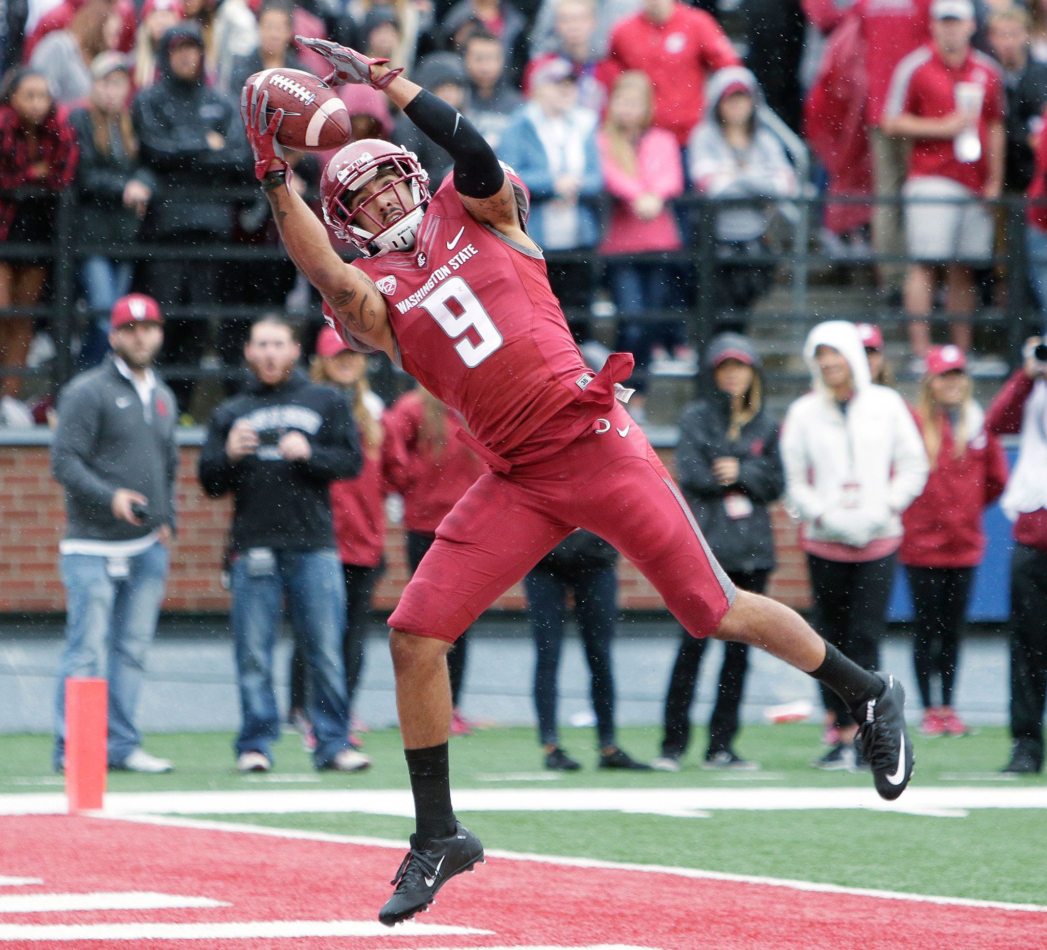 Washington State wide receiver Gabe Marks (9) catches a pass for a touchdown during the first half of a game against Idaho on Saturday in Pullman. (AP Photo/Young Kwak)