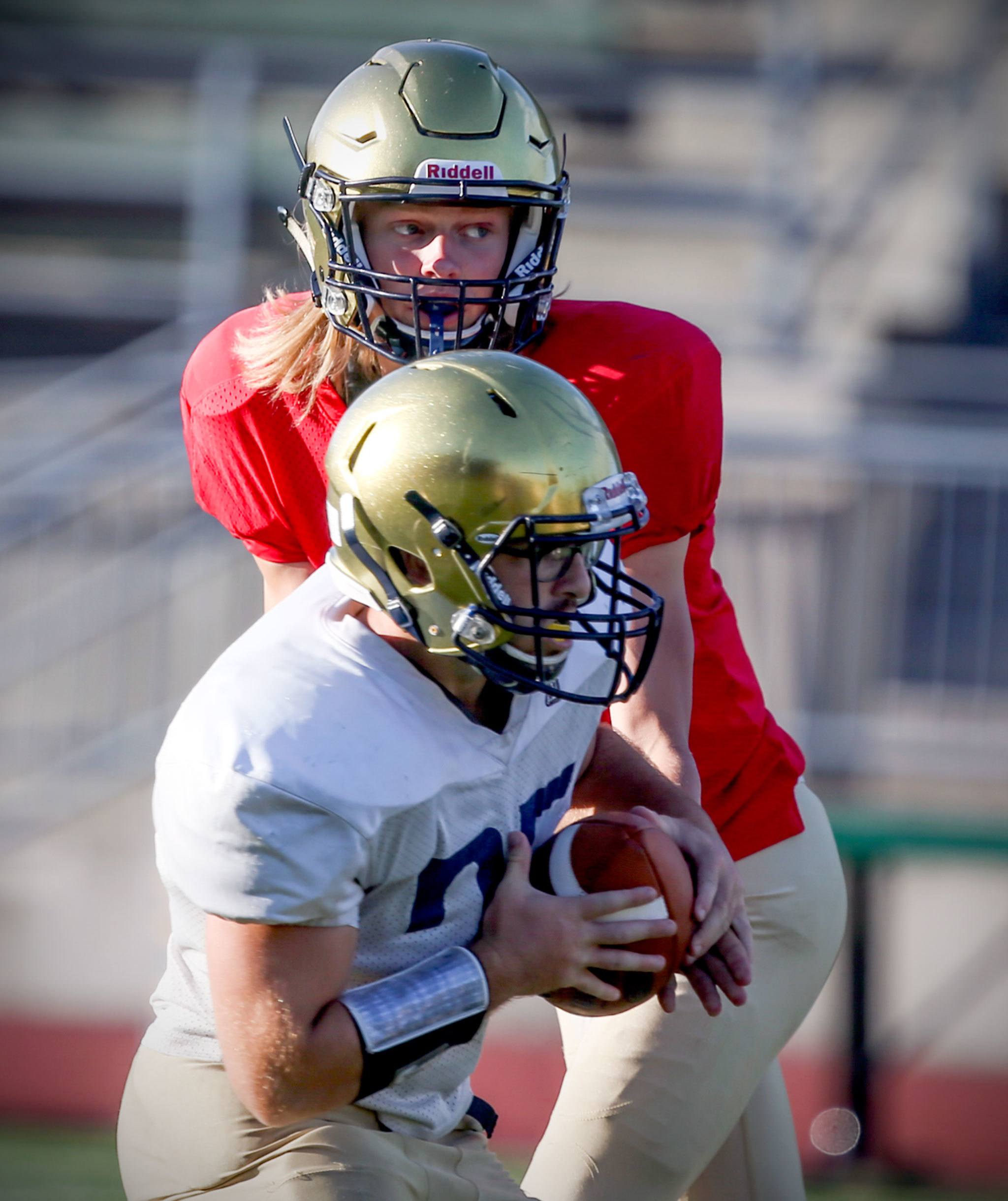 Everett’s Jacob Leonard (bottom) gets a handoff from Murdock Rutledge during the 3rd Annual Squalicum Jamboree this past Saturday afternoon in Bellingham. (Kevin Clark / The Herald)