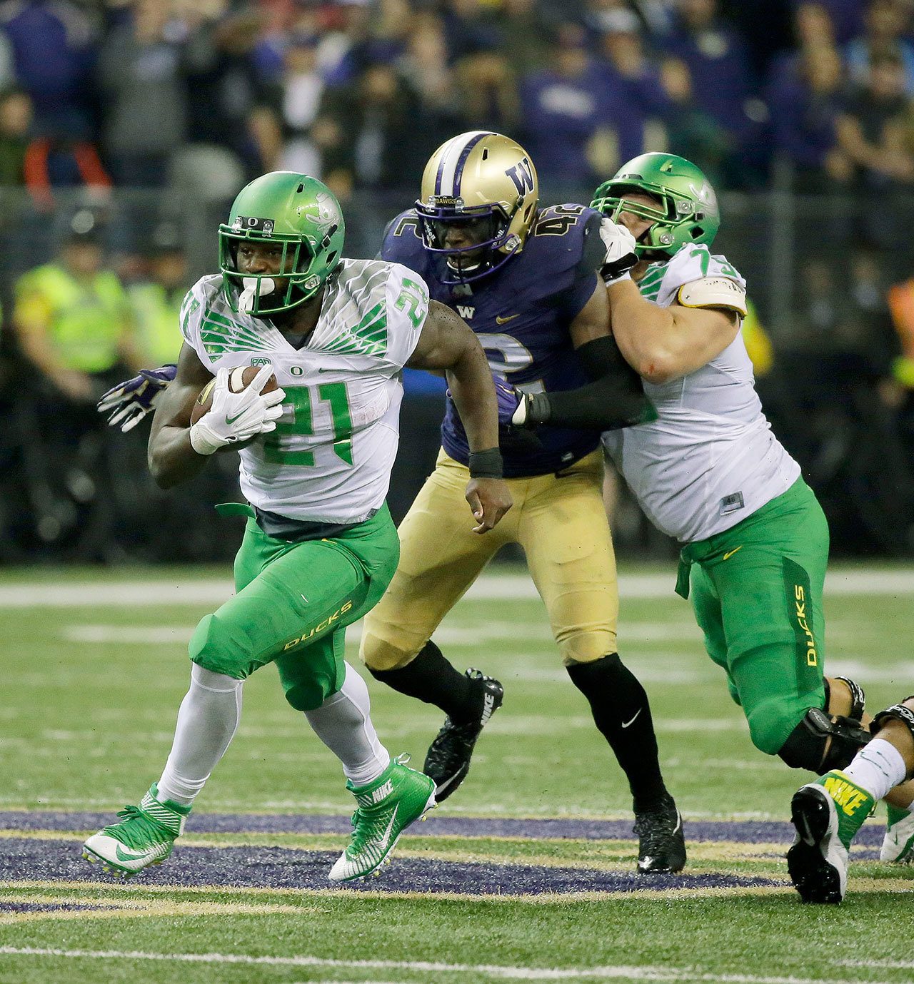 Oregon’s Royce Freeman (21) carries the ball against Washington of the second half of the Ducks’ 26-20 win over the Huskies in Seattle on Oct. 17, 2015. UW will be looking for its first win against UO in 12 tries this Saturday in Eugene. (AP Photo/Ted S. Warren)