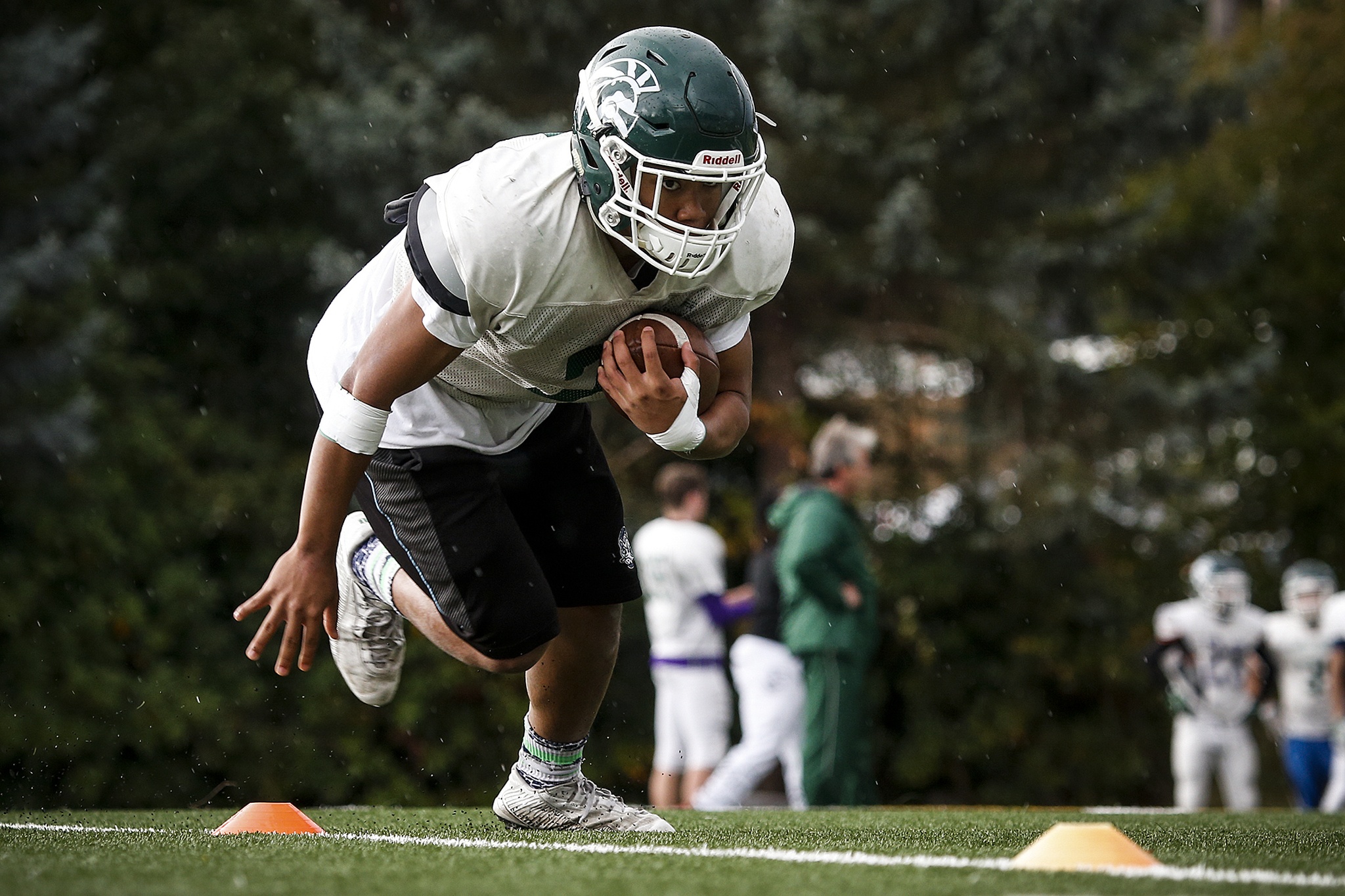 Edmonds-Woodway’s Cappassio Cherry runs through drills during a team practice on Tuesday. (Ian Terry / The Herald)