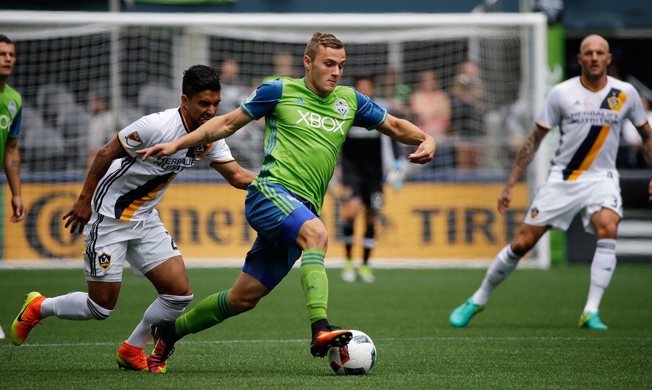 Sounders forward Jordan Morris (center) drives with the ball during an MLS match against the Galaxy on July 9 in Seattle. (AP Photo/Ted S. Warren)