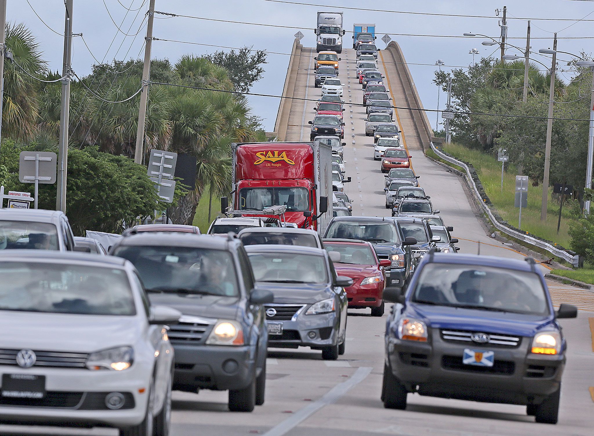 People in vehicles flee from Merritt Island, Florida, on Wednesday as Hurricane Matthew approaches. (Red Huber/Orlando Sentinel)