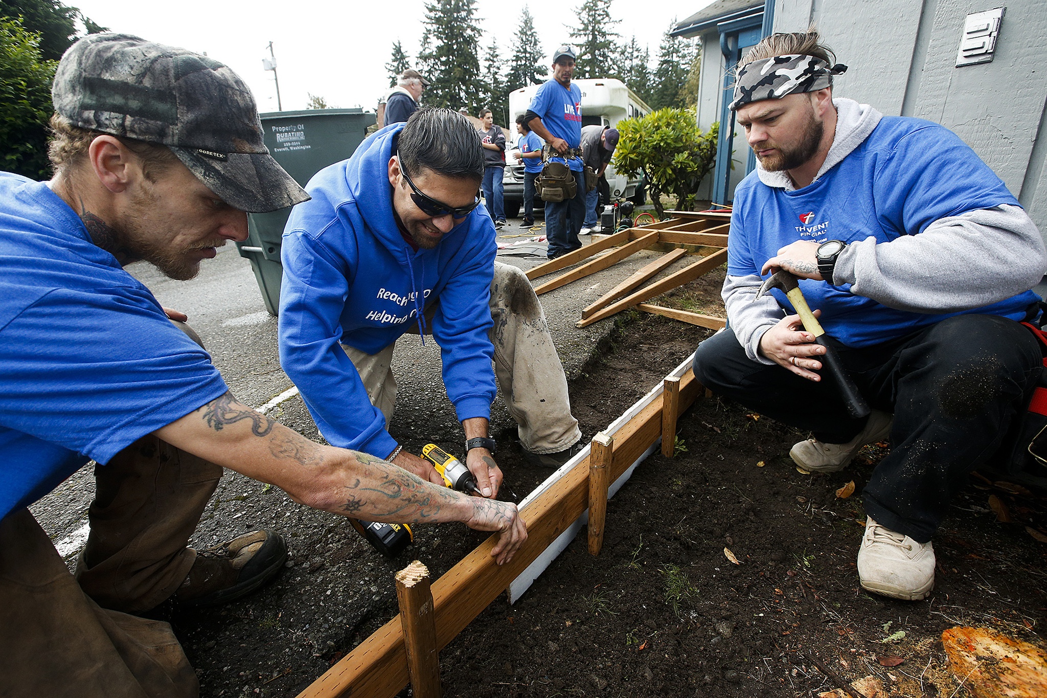 Volunteers build new porch for Everett church’s food bank