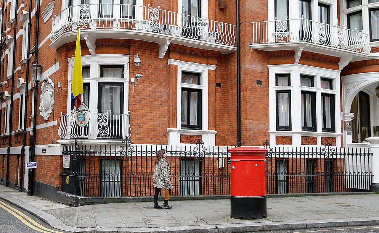 A woman walks past the Ecuadorian Embassy in London, Tuesday, Oct. 18, 2016. (AP Photo/Alastair Grant)