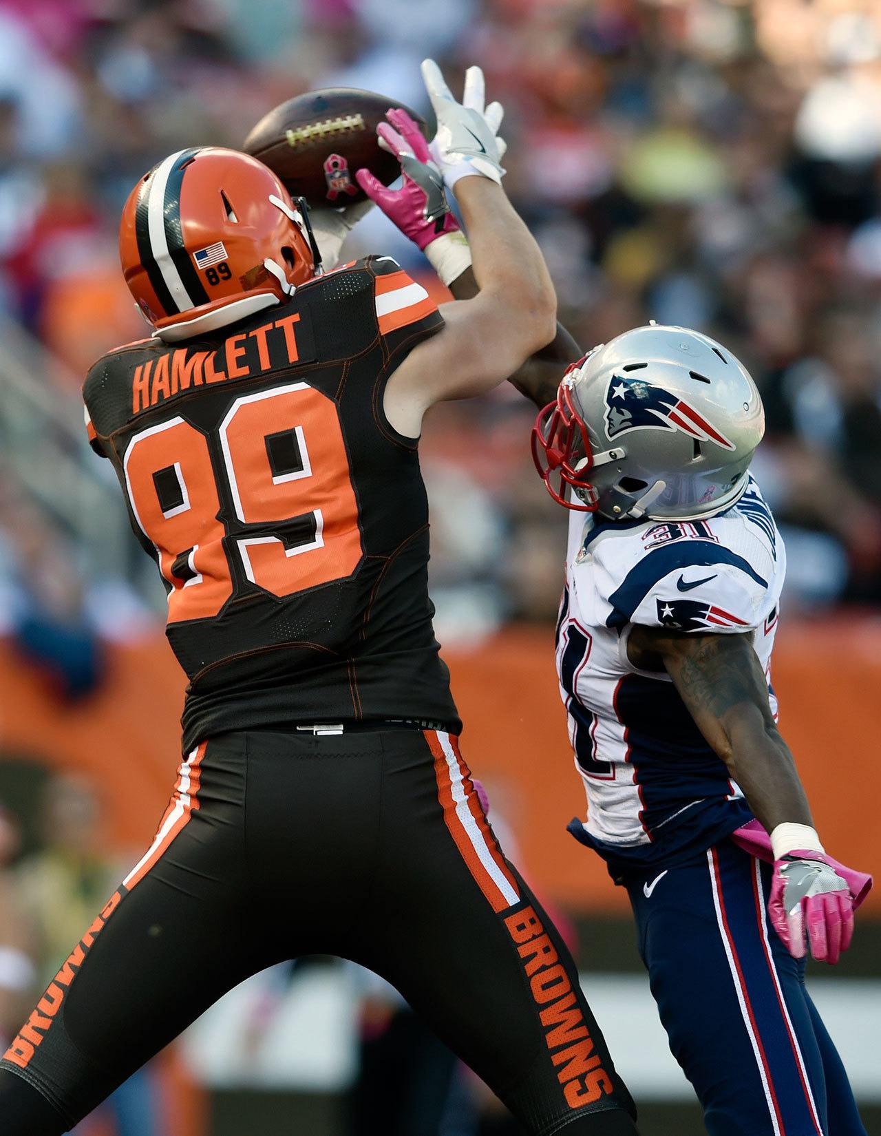 Browns tight end Connor Hamlett (89) catches a touchdown pass over New England Patriots cornerback Jonathan Jones (31) in the second half of a game Sunday in Cleveland. (AP Photo/David Richard)