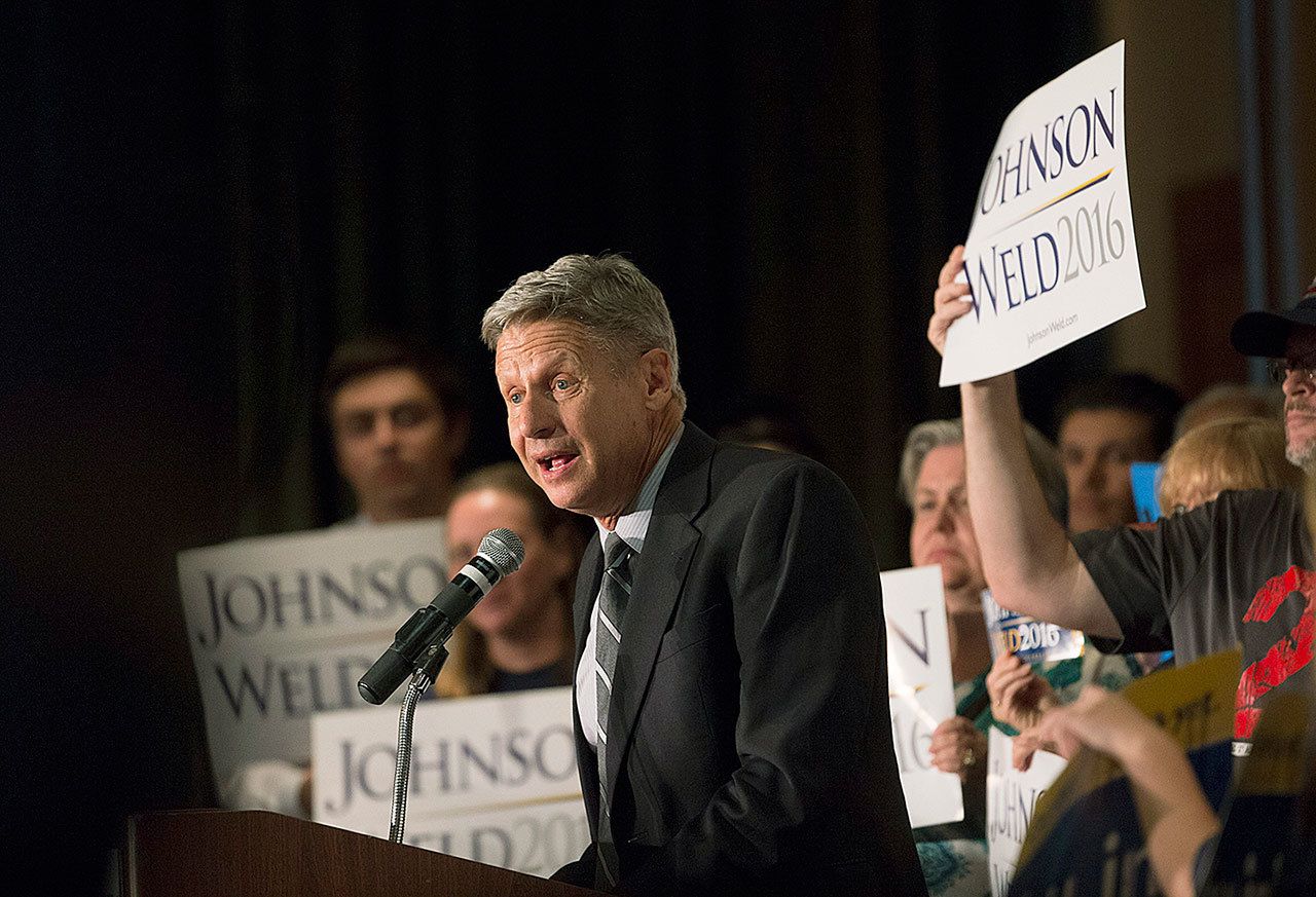 Libertarian presidential candidate Gary Johnson talks to the crowd gathered at the Phoenix Airport Marriott on Saturday. (Patrick Breen/The Arizona Republic via AP)