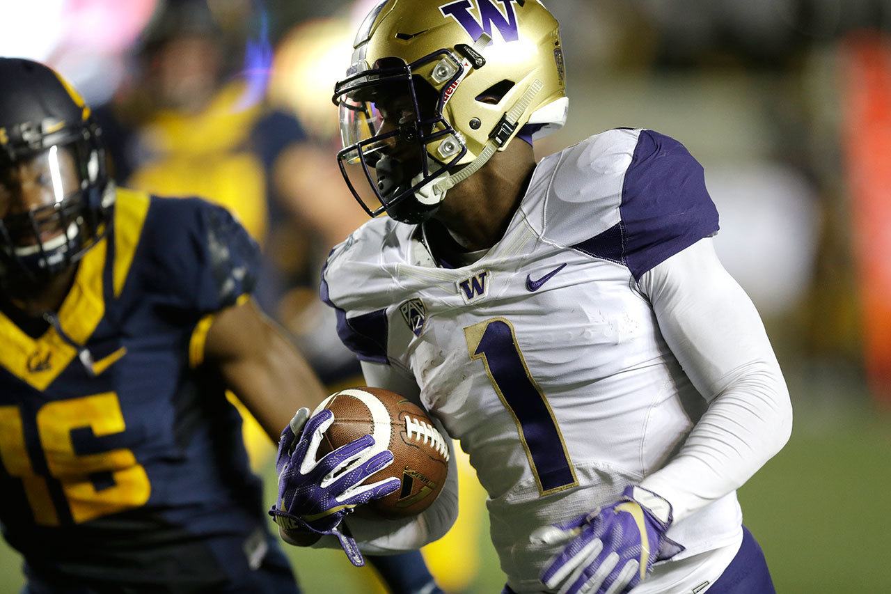 Washington’s John Ross (right) runs on his way for a touchdown against California’s Chibuzo Nwokocha during the first half of a game Saturday in Berkeley, Calif. (AP Photo/Ben Margot)