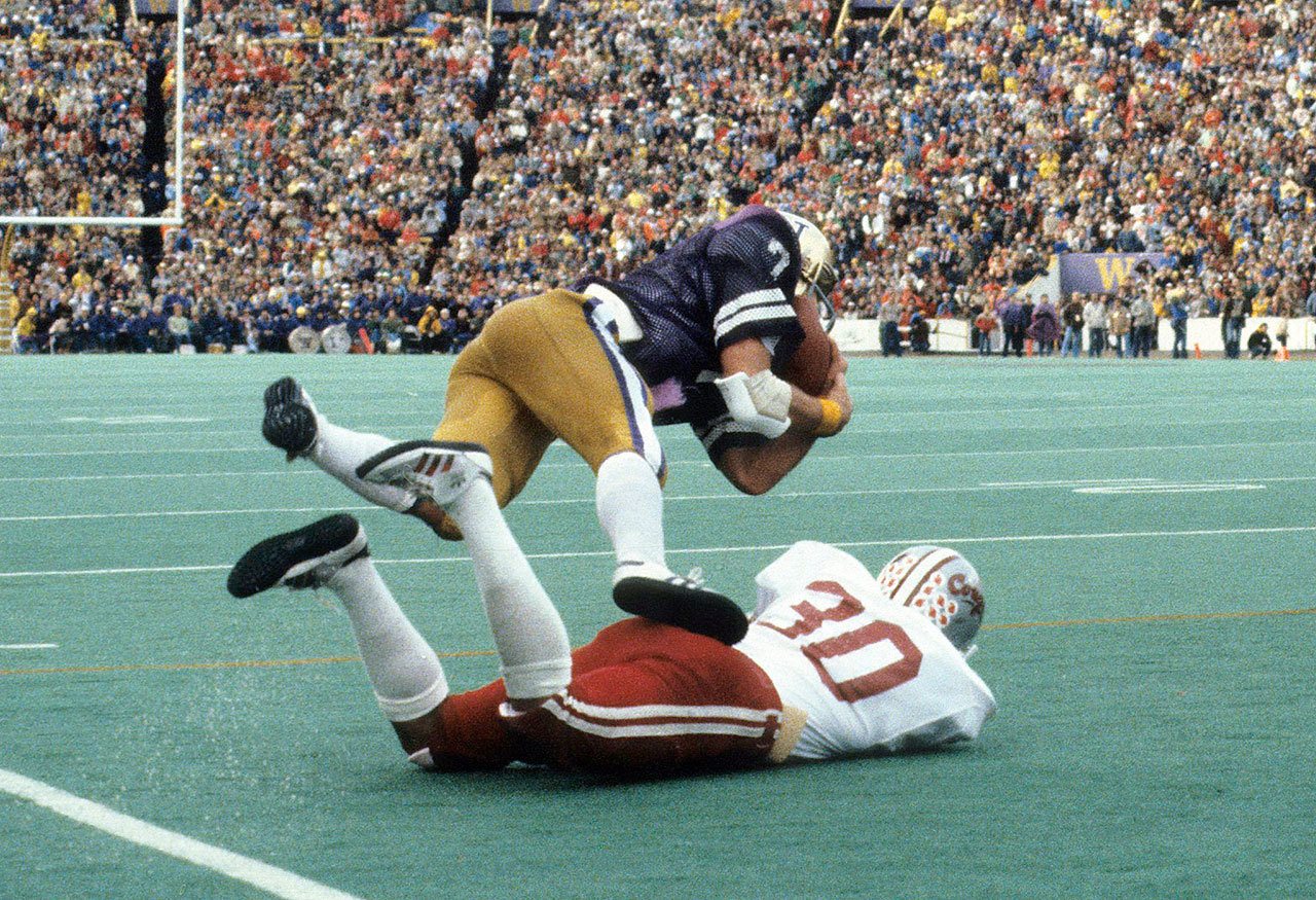 Washington’s Paul Skansi (82) makes the key touchdown catch in the Huskies’ 23-10 win over Washington State in the 1981 Apple Cup. The victory sent Washington on to the Rose Bowl while denying the Cougars a trip to Pasadena. (Richard Mackson / Sports Illustrated/Getty Images)