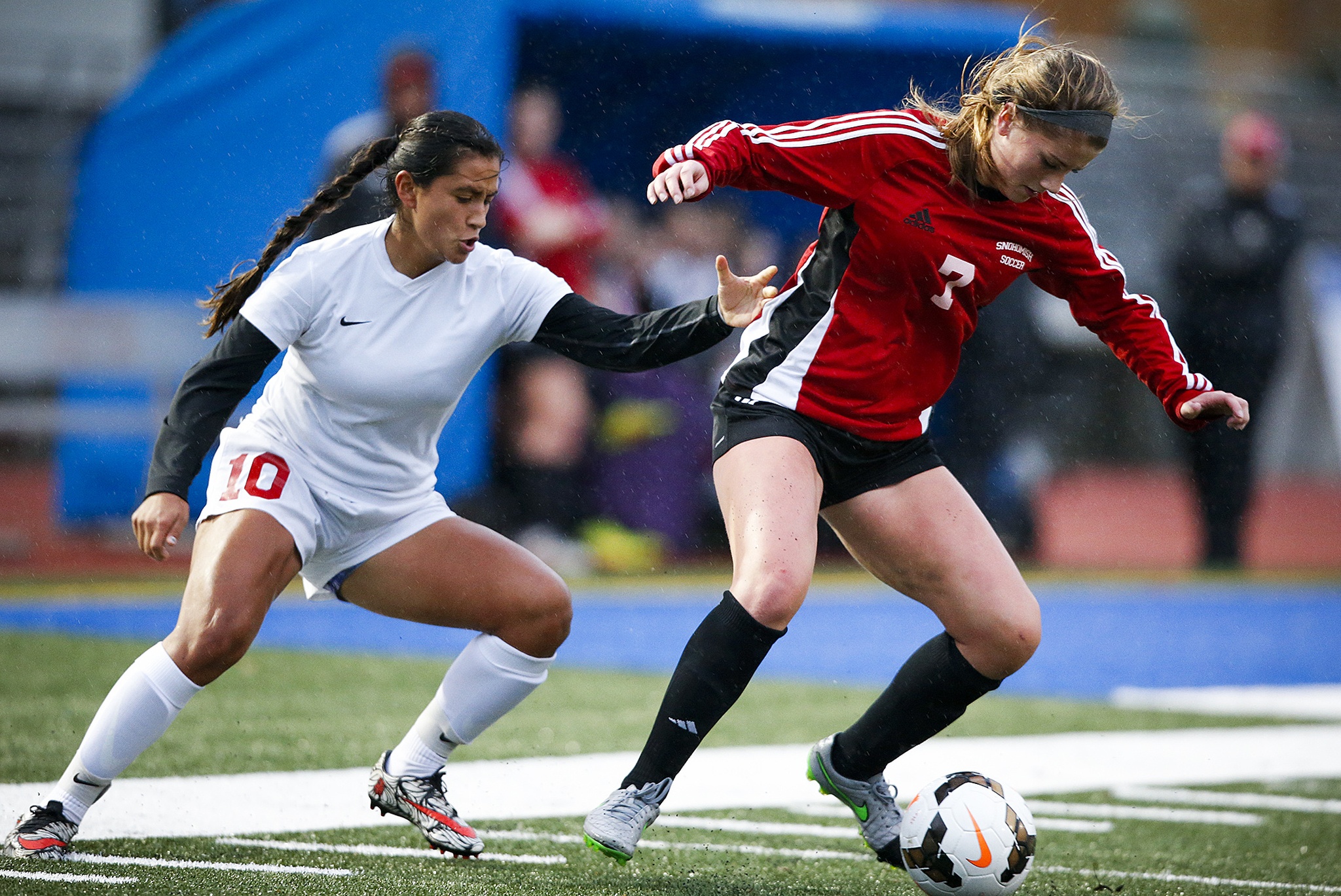 Snohomish’s Jada Edelbrock (7) controls the ball as Stanwood’s Espy Sanchez (10) defends during a district playoff game Tuesday at Shoreline Stadium. (Ian Terry / The Herald)