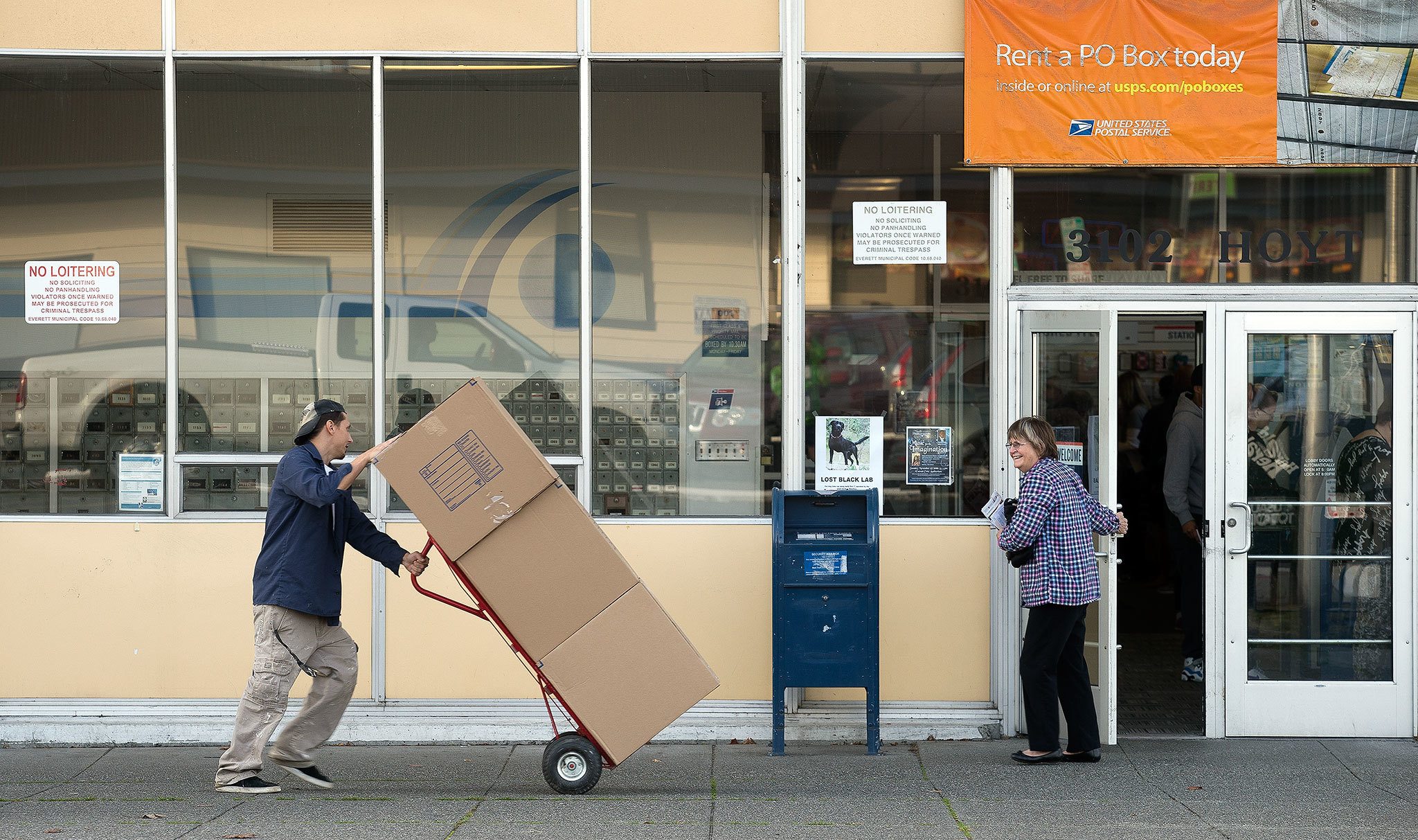 Customers go in and out of the U.S. Post Office at 3102 Hoyt Ave. on Thursday in Everett. The post office will not bemoving. (Andy Bronson / The Herald)