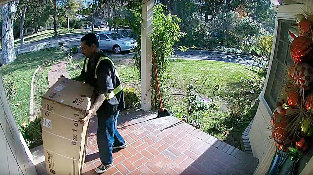 A package thief steals a Christmas gift in South Pasadena, California. (South Pasadena Police Department)