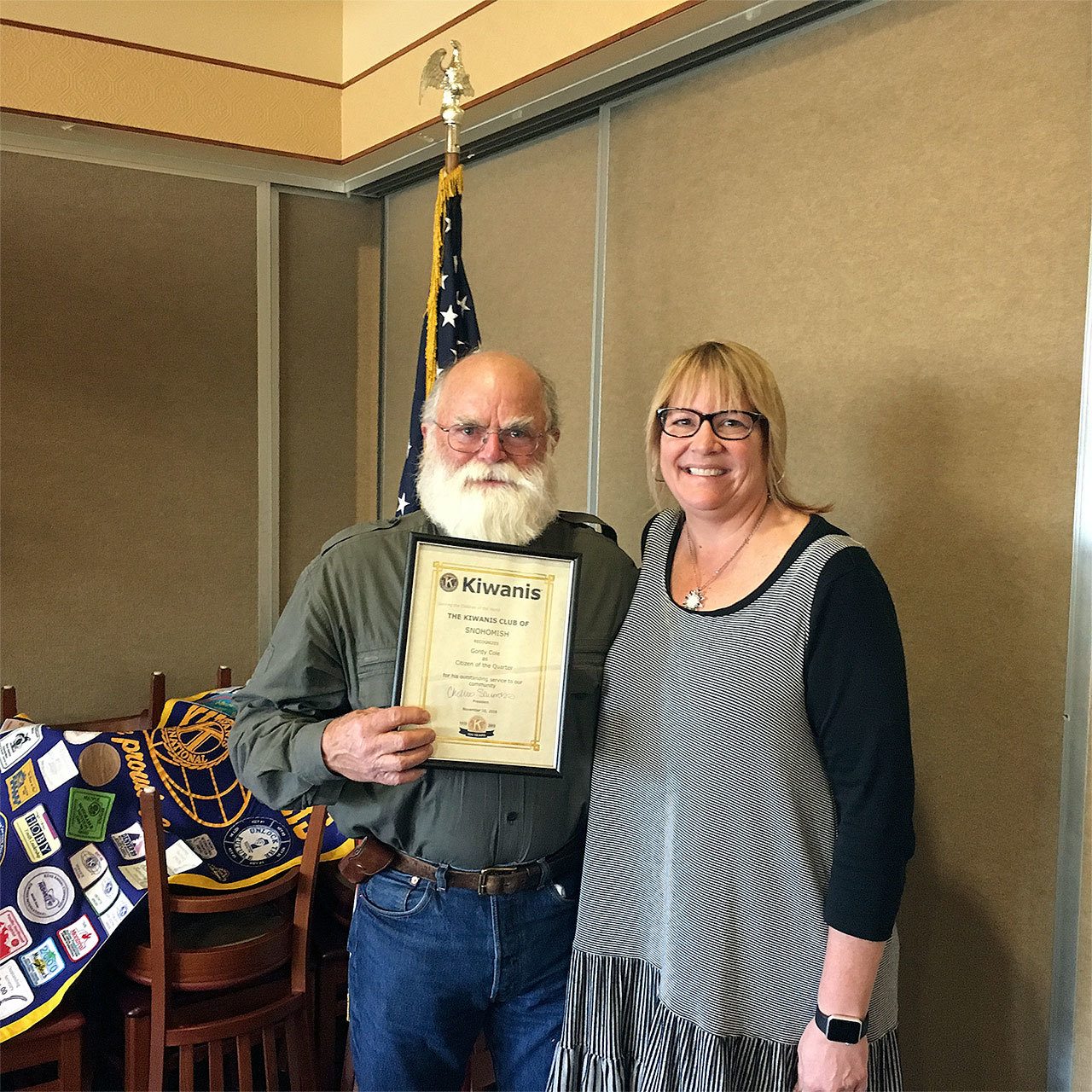 Kiwanis Club of Snohomish board member Debbie Emge presents Gordon Cole with the club’s Citizen of the Quarter award. (Contributed photo)
