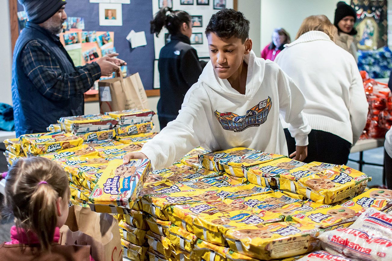 Advent Lutheran bags holiday meals for families