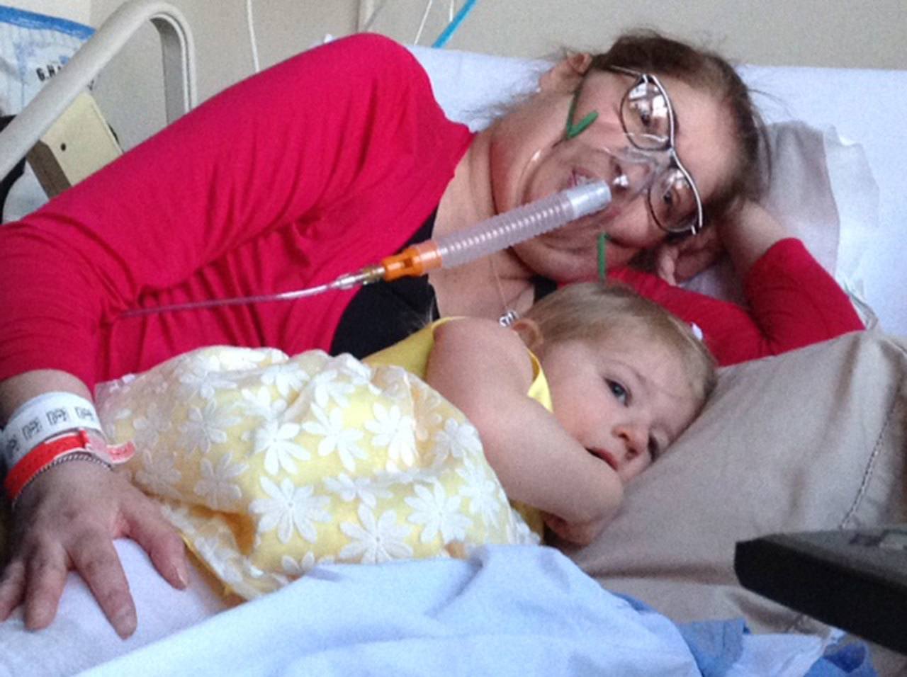 Melissa Benoit snuggles with her daughter before receiving a double lung transplant. (University Health Network)