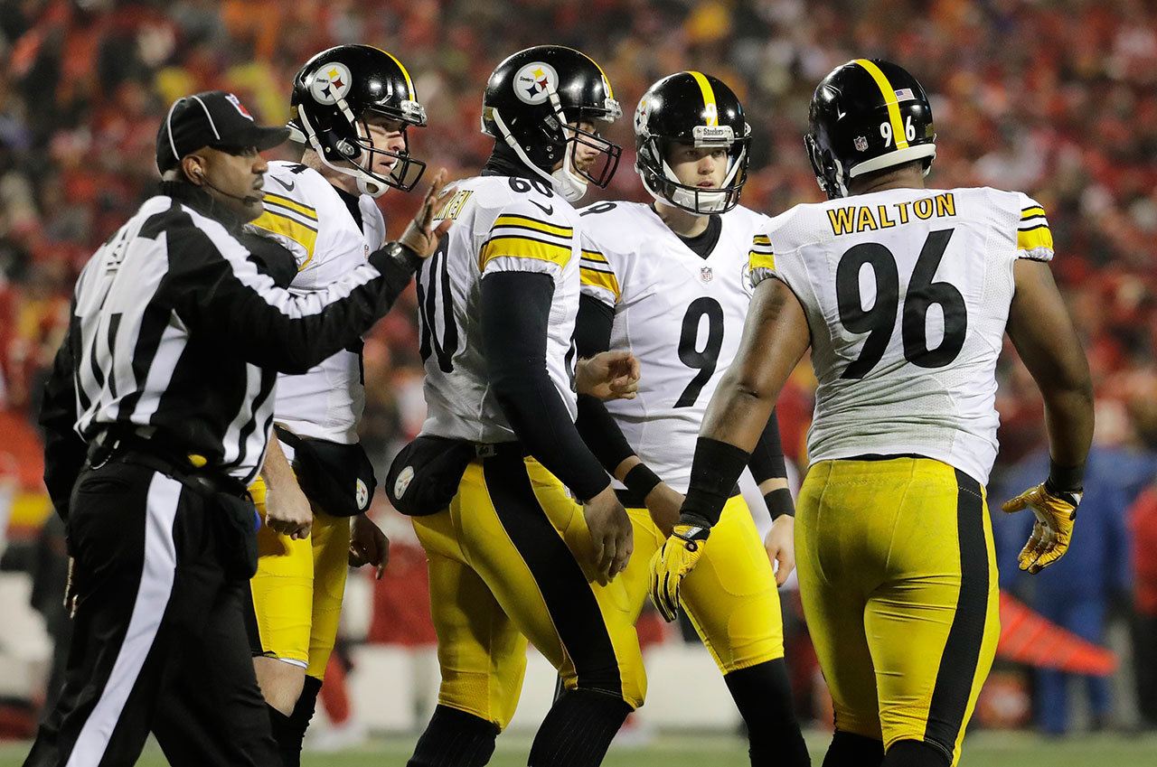 Pittsburgh Steelers kicker Chris Boswell (9) celebrates with teammates after kicking one of his six field goals Sunday. (AP Photo/Charlie Riedel)