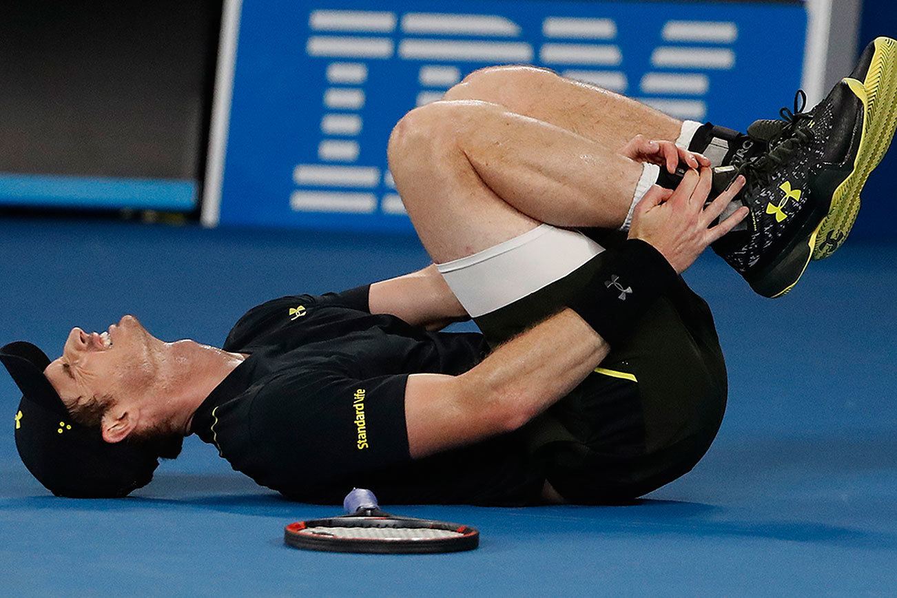 Murray advances at Australian Open despite tweaking an ankle
