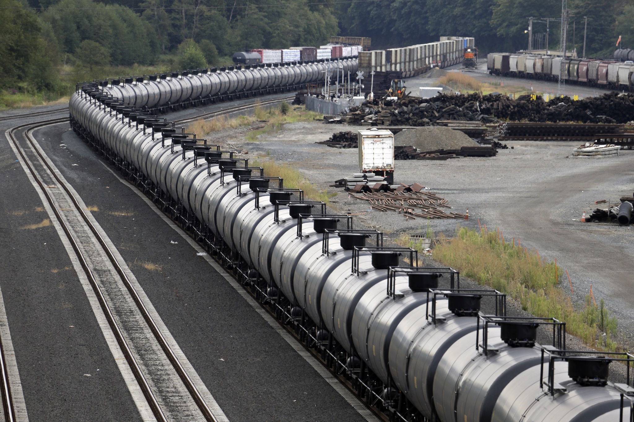 Bills aim to beef up oil transportation safety