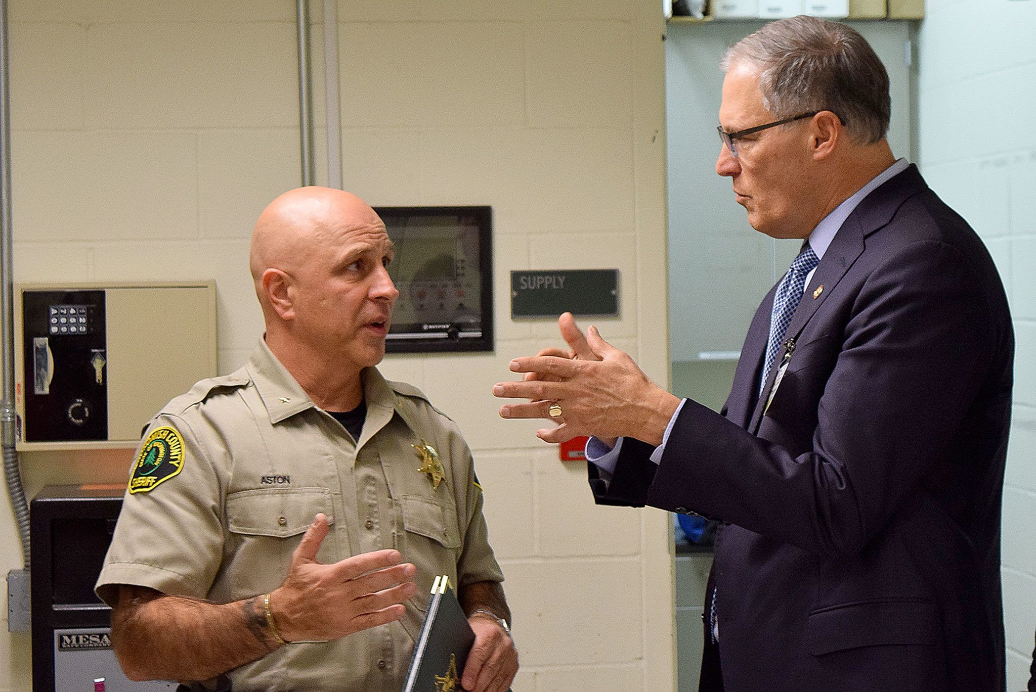 County Corrections Bureau Chief Tony Aston (left) and Gov. Jay Inslee talk at the Snohomish County Jail on Friday. (Snohomish County Sheriff’s Office)