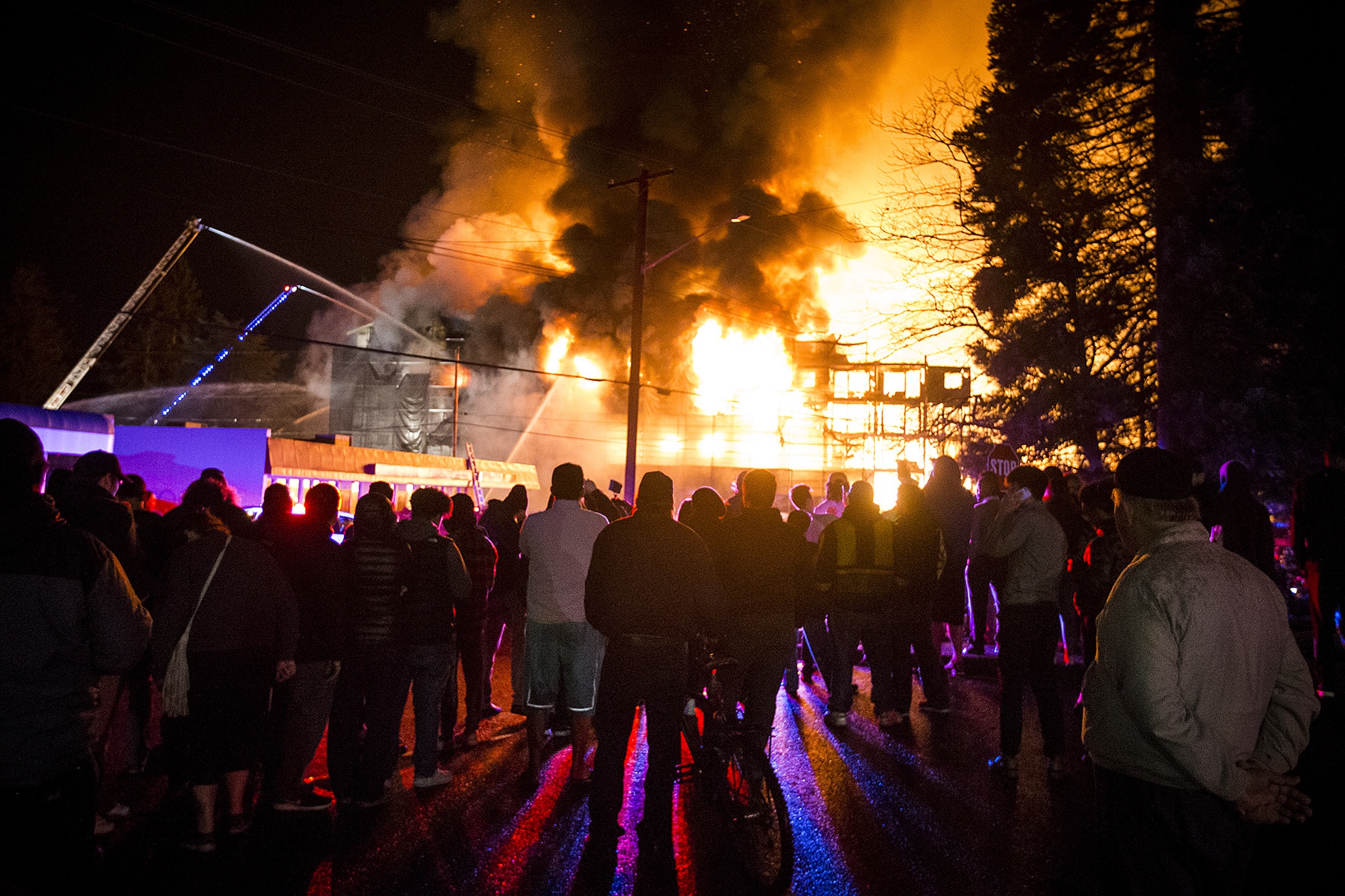 Onlookers gather to watch a fire that occurred at an apartment complex under construction on Scriber Lake Road in Lynnwood on Wednesday, Jan. 25, 2017. (Ian Terry / The Herald)