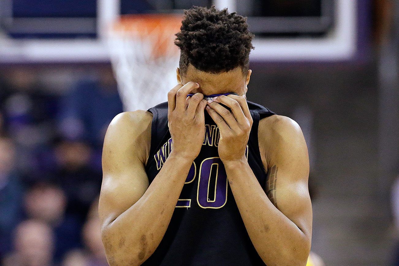 Huskies falter in second half, fall to Trojans 82-74