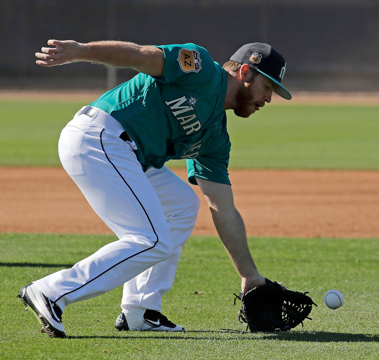 Mariners pitcher Shae Simmons is scaling back his throwing program to undergo further examination on the strained muscle in his forearm. (AP Photo/Charlie Riedel)