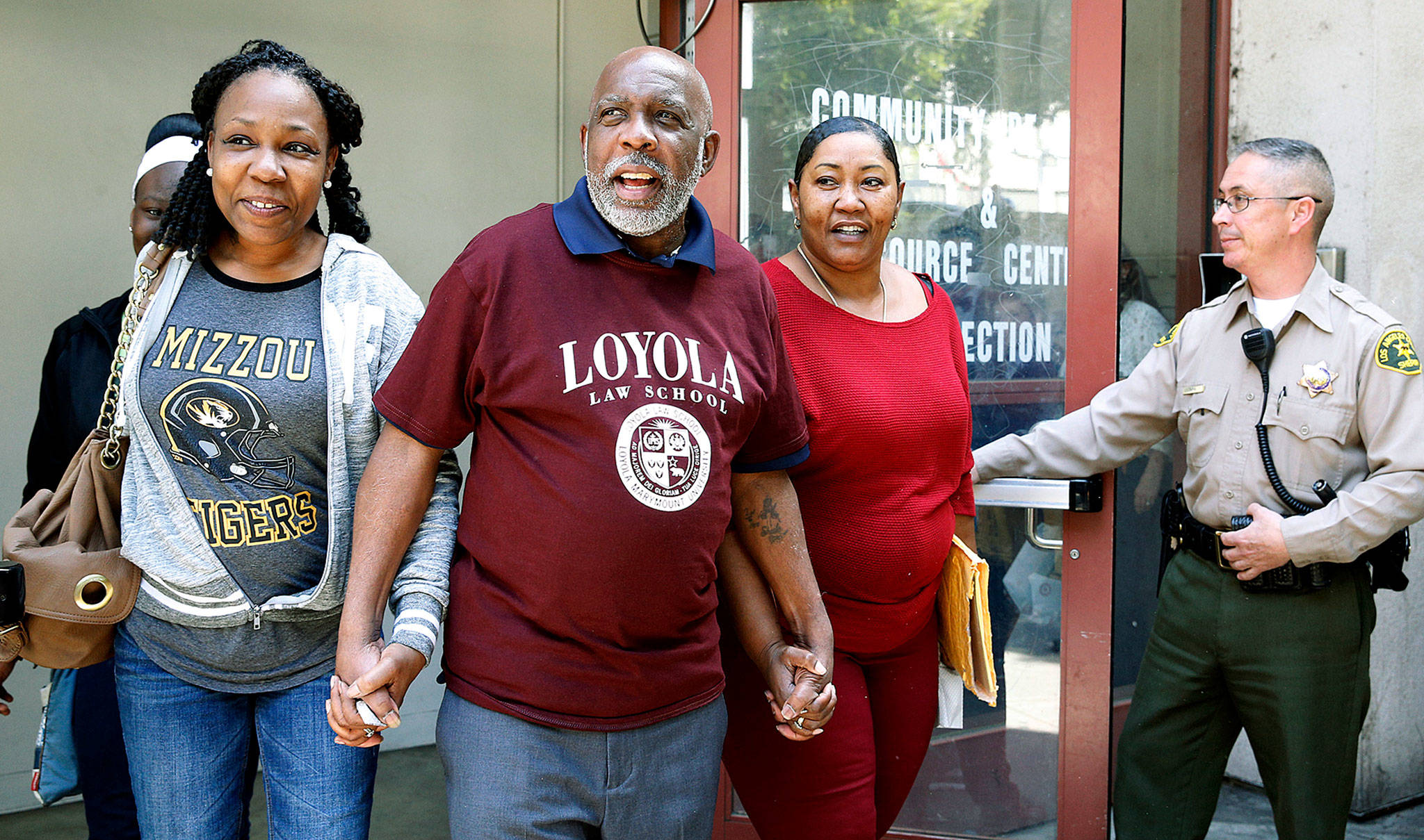 Andrew Wilson (center) is accompanied by daughters Catrina Burks (left) and Gwen Wilson as he leaves the Men’s Central Jail in Los Angeles on Thursday. (AP Photo/Nick Ut)