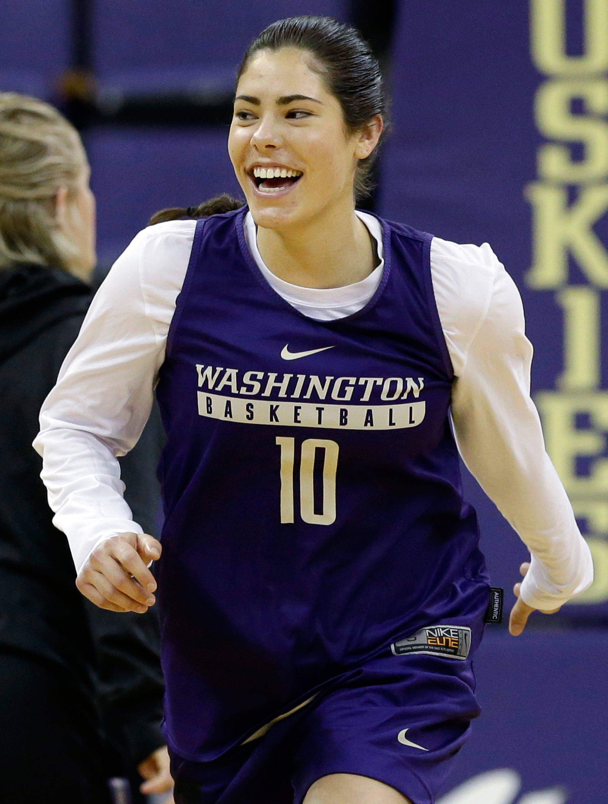Kelsey Plum breaks single-season scoring record in Washington win