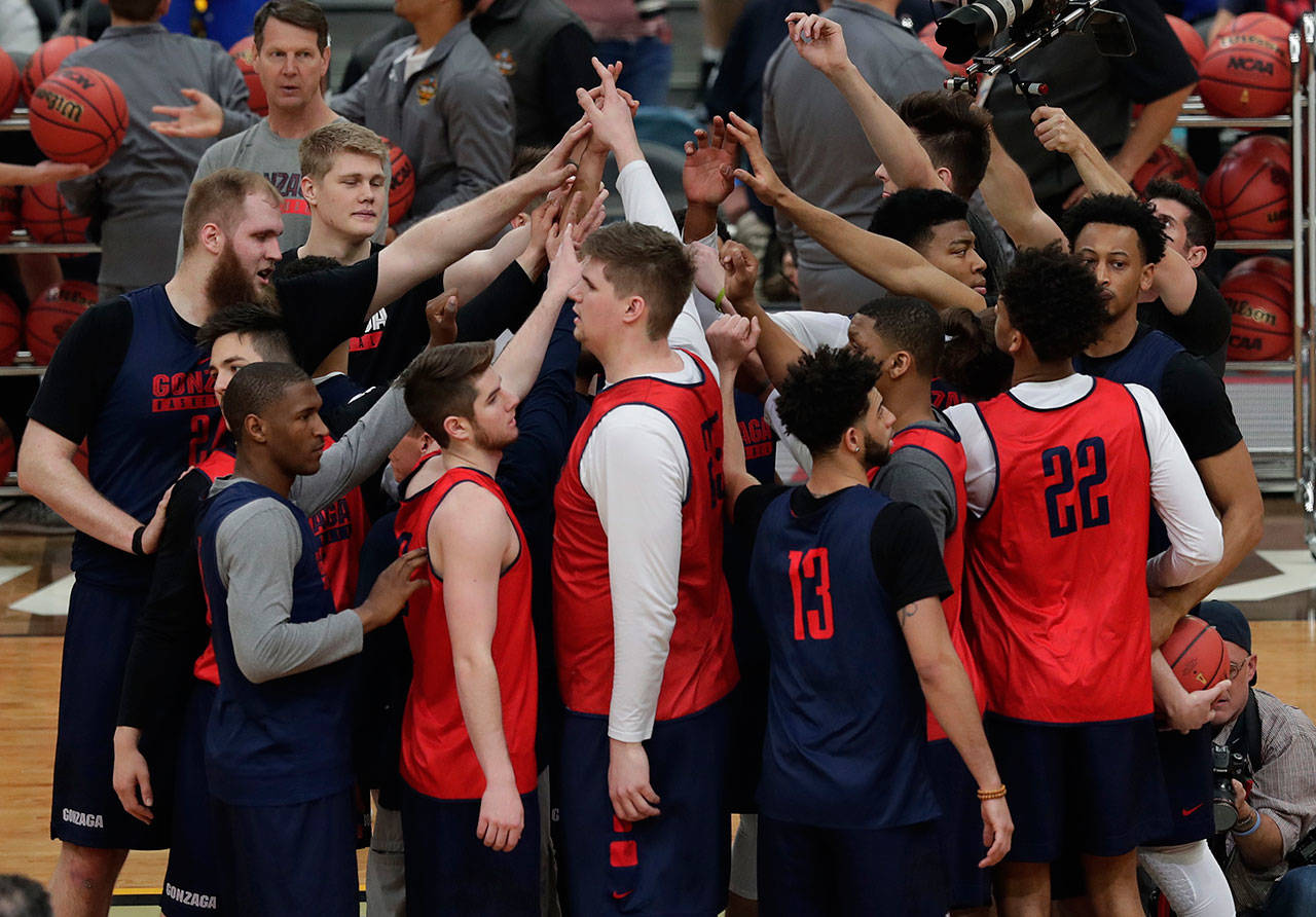 Gonzaga players huddle during practice for their NCAA Final Four game on March 31, 2017, in Glendale, Ariz. (AP Photo/Matt York)